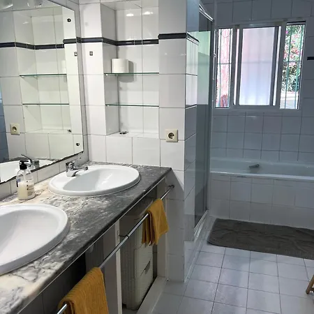 Elviria Beachside House 度假居