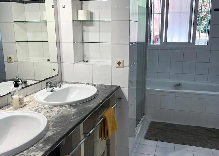Elviria Beachside House בית נופש